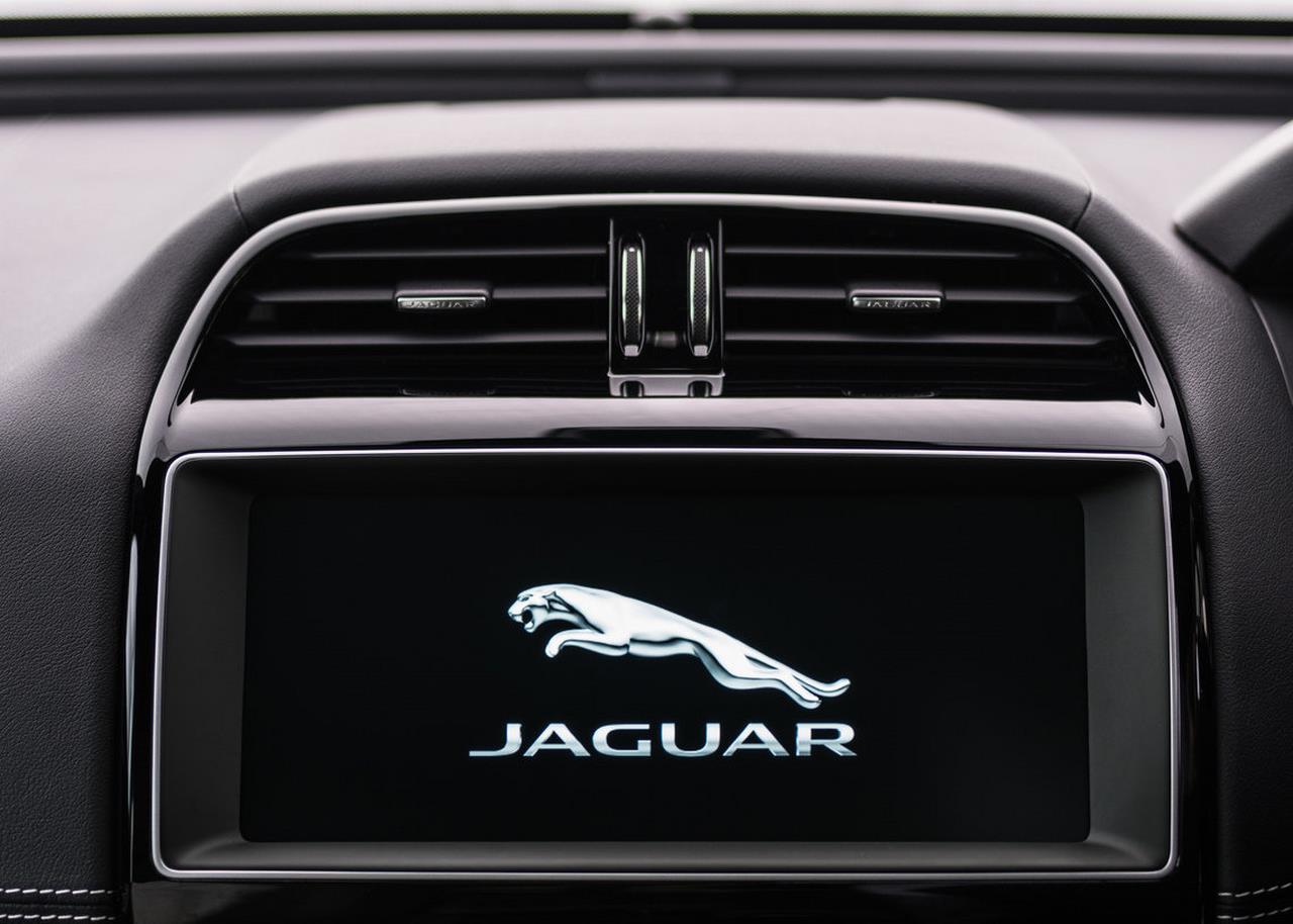 2017 Jaguar XE touchscreen
