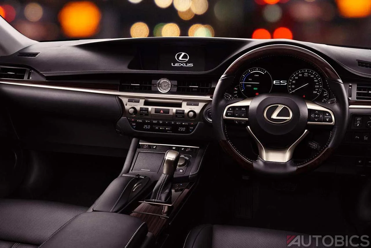 2017 Lexus ES 300h black interior