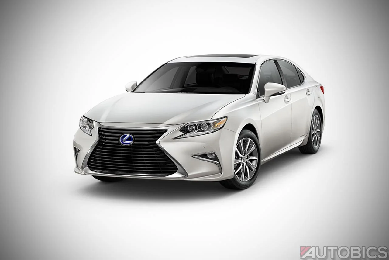 2017 Lexus ES300h front right view