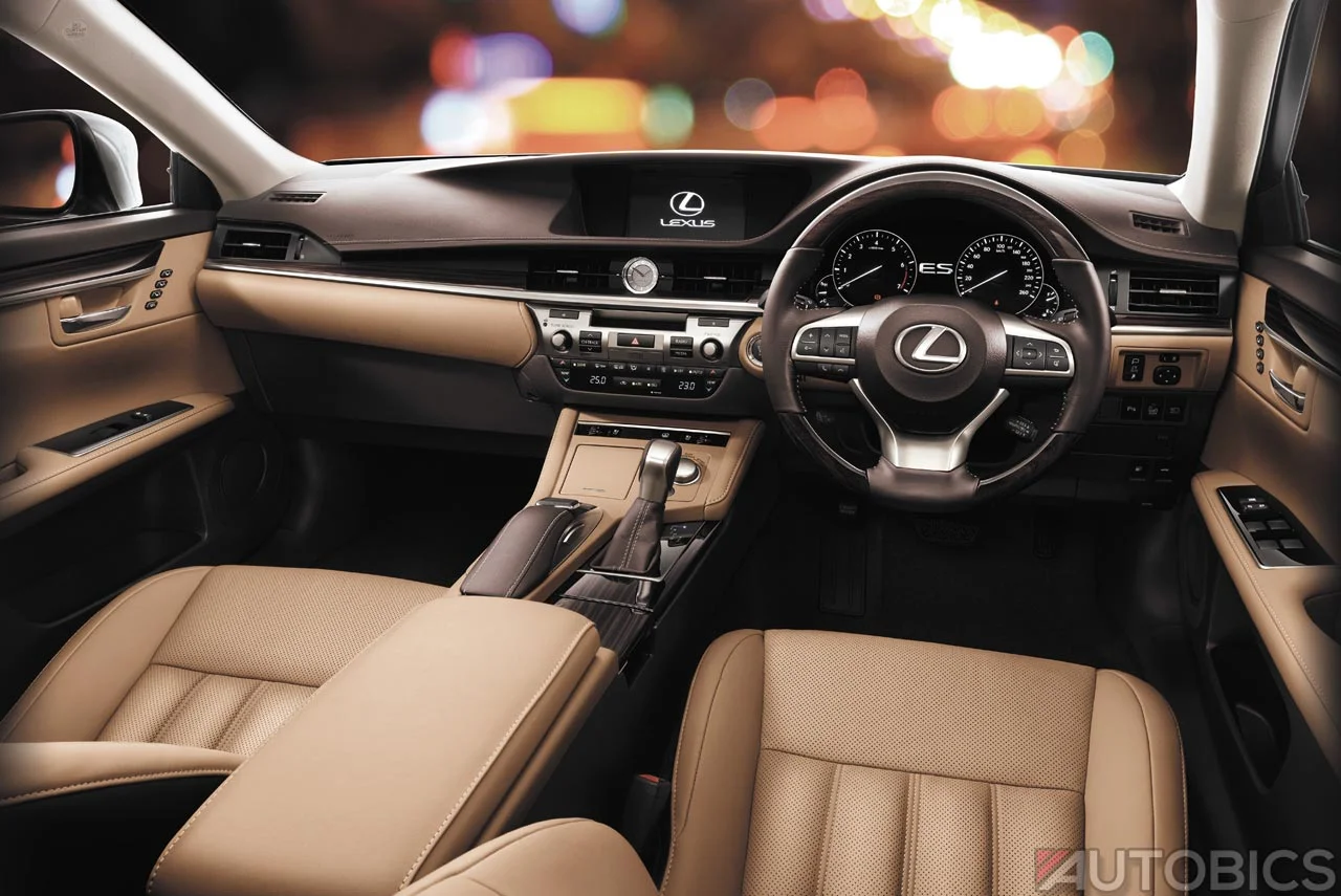 2017 Lexus ES300h interior