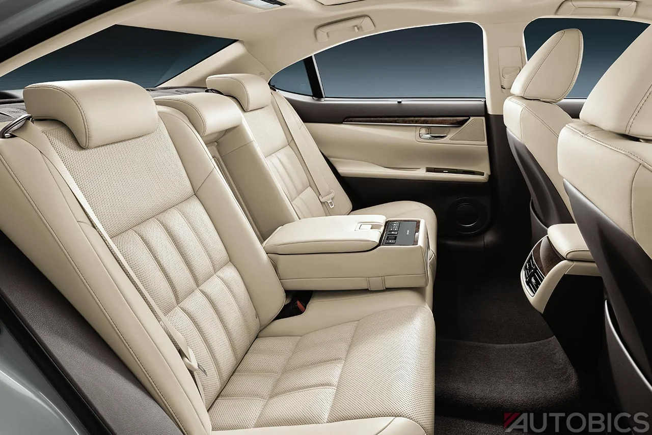 2017 Lexus ES300h rear seats