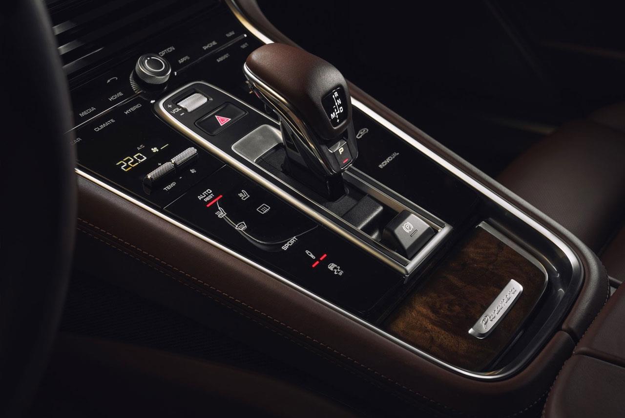 2018 Porsche Panamera Sport Turismo gear stick