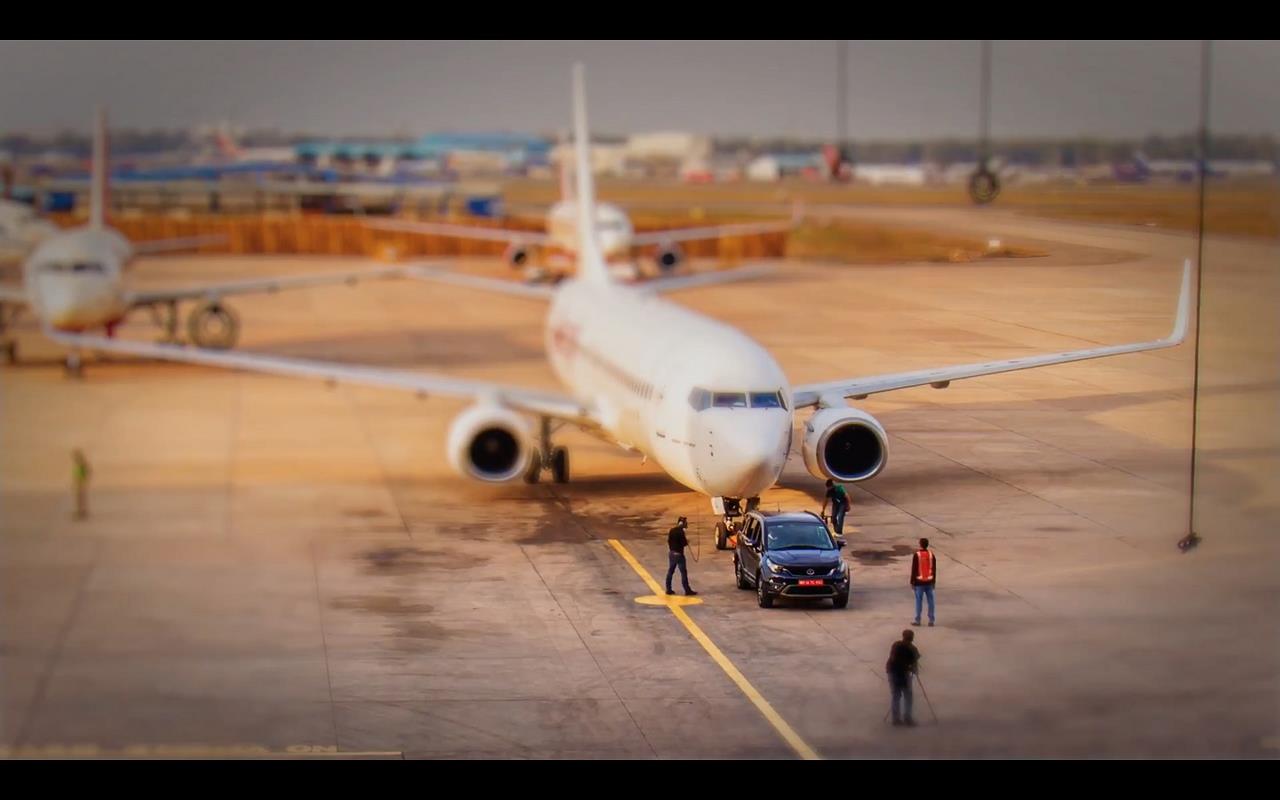 Tata Hexa Pulling a Boeing 737-800 aircraft