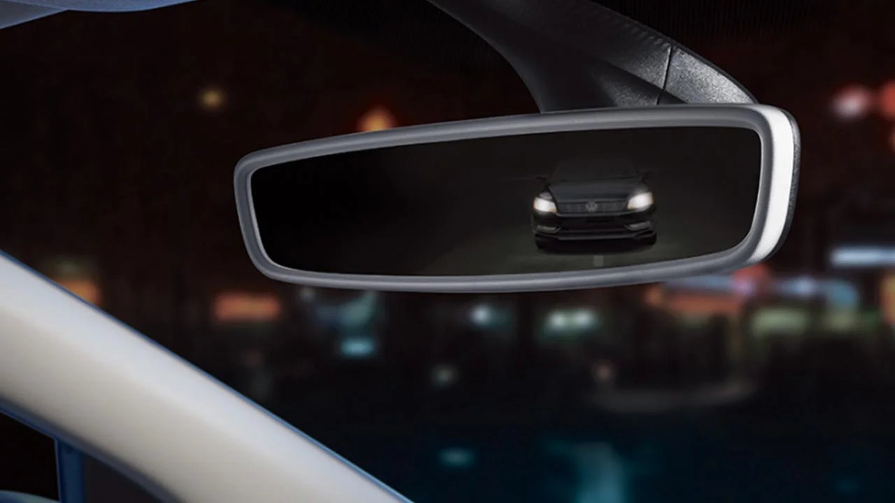 2017 Volkswagen Vento Highline Plus auto dimming rear view mirror