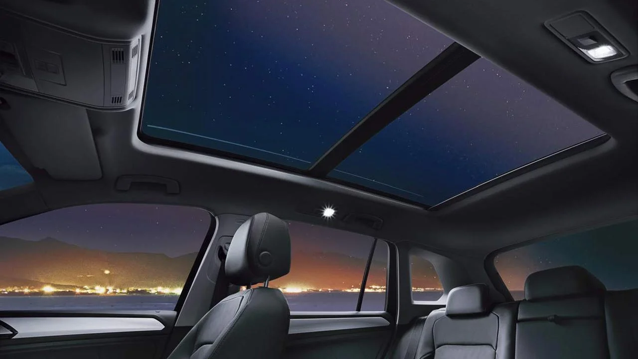 2017 Volkswagen Tiguan launched in India; Priced at INR 27.68 Lakh 10 2017 volkswagen tiguan panoramic sunroof