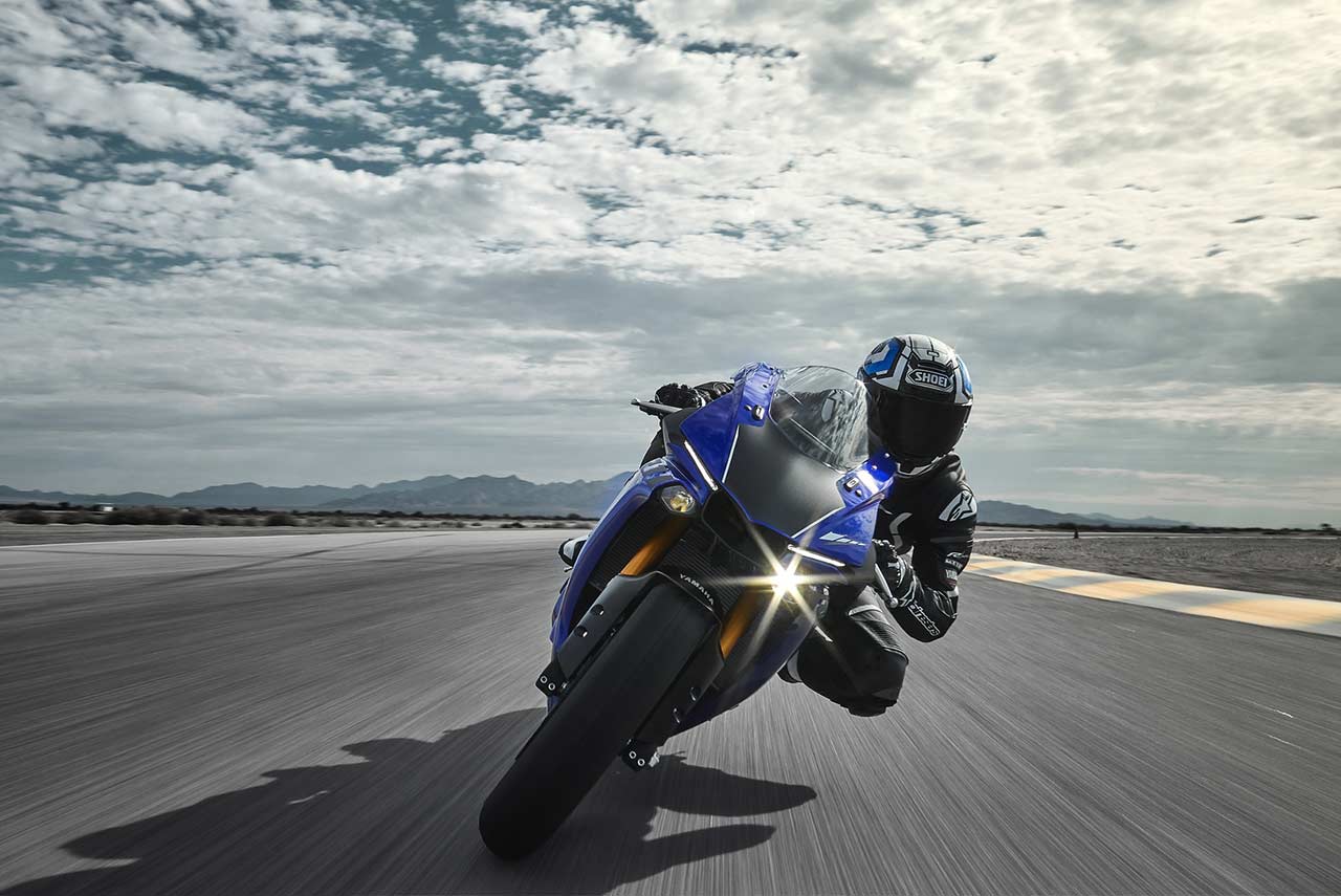 Yamaha YZF-R1 2018 Speeding