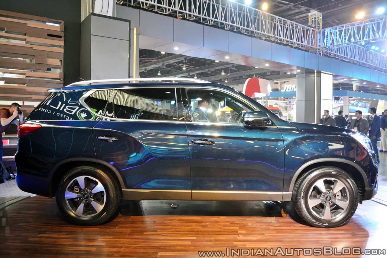Mahindra Rexton XUV 700 Auto Expo 2018 IAB Side