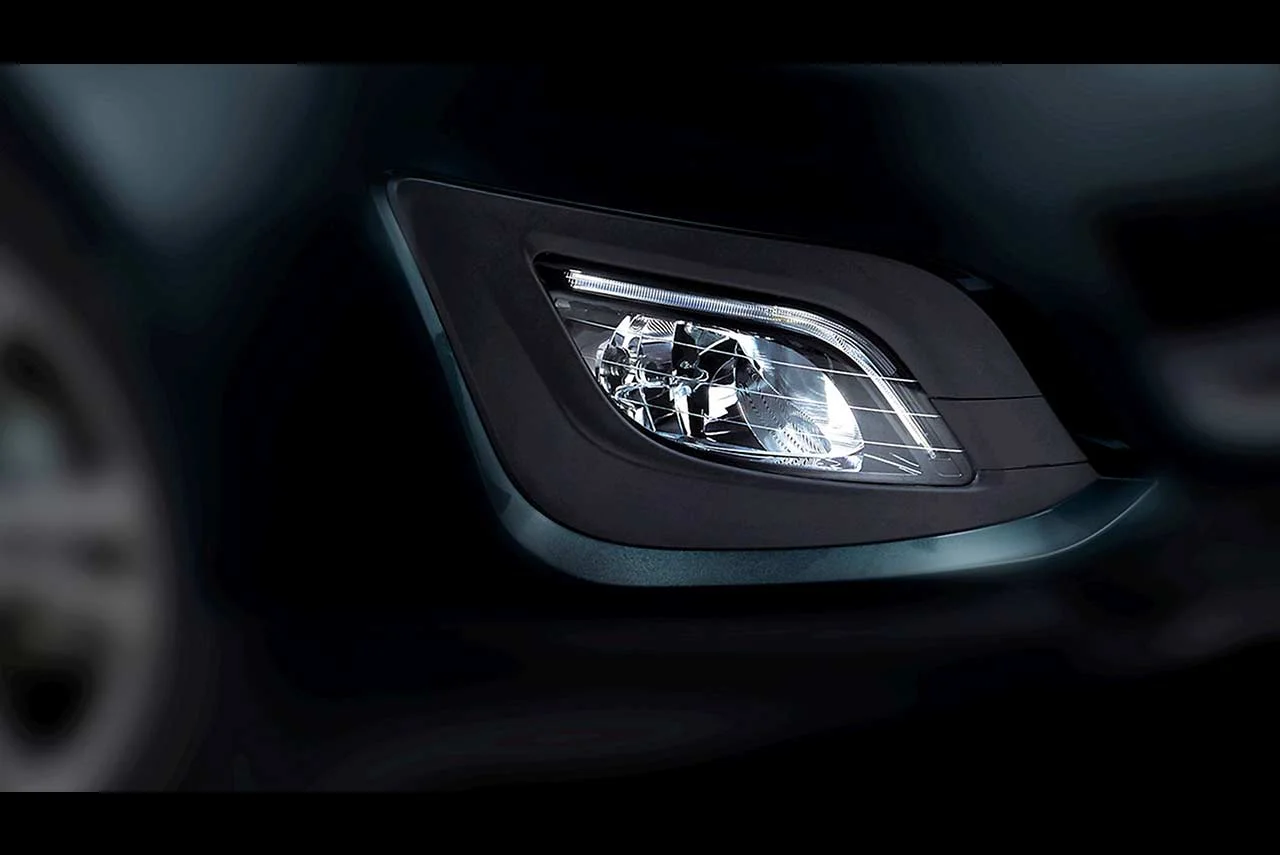 Mahindra Marazzo Fog Lamp Teaser 2018