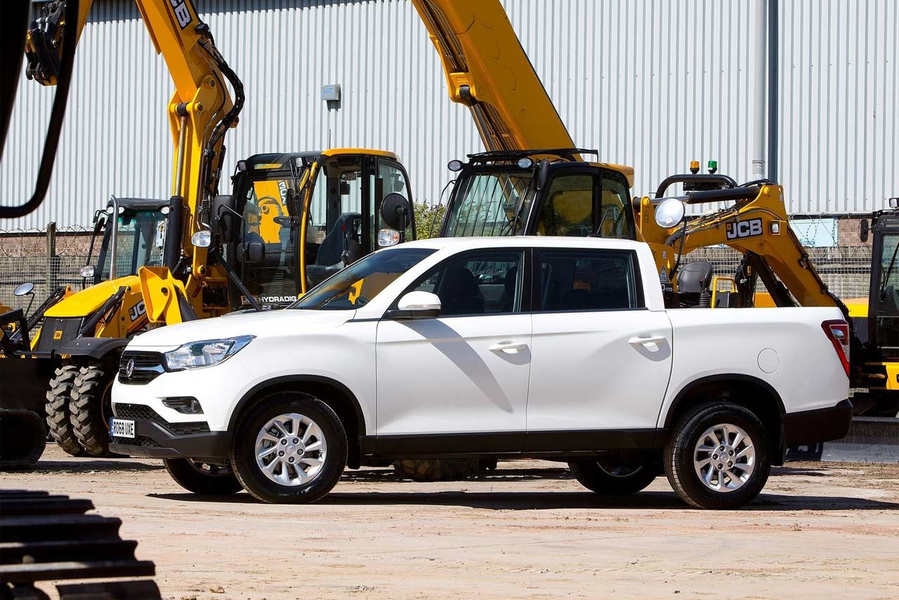 SsangYong Musso EX Grand White Side 2018