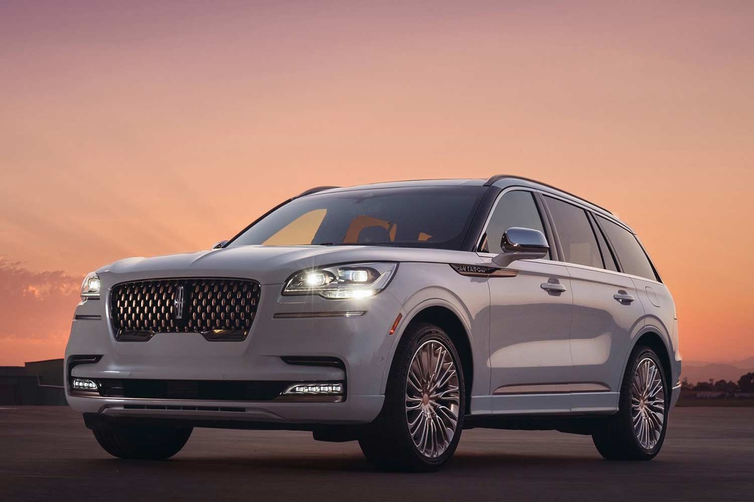 2021 Lincoln Aviator Shinola Concept SUV Front Quarter