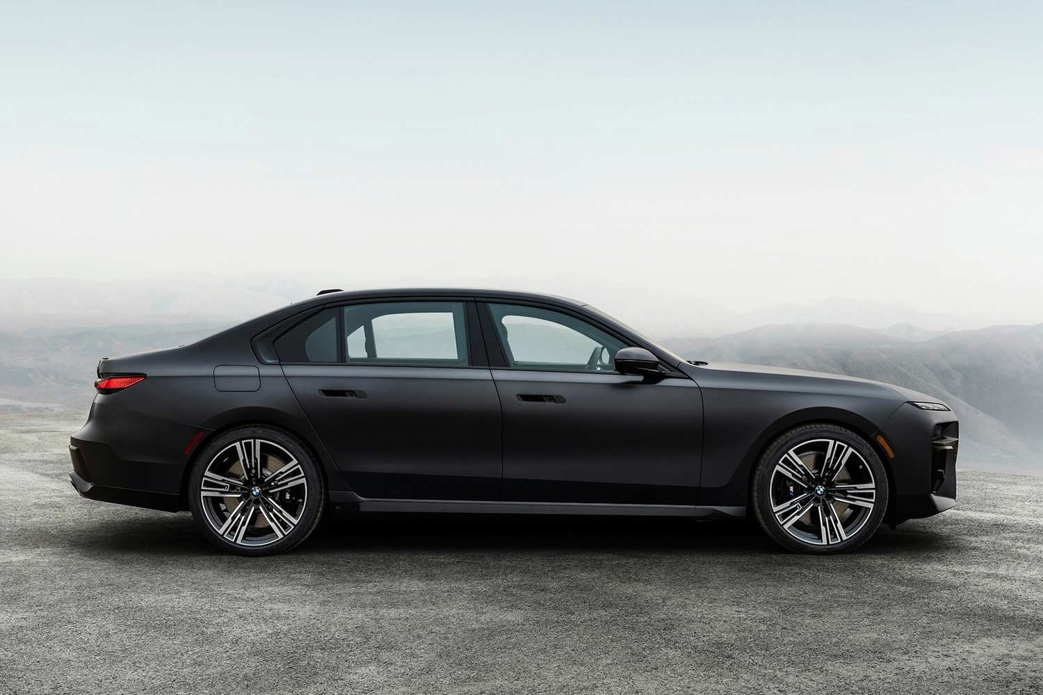 2023 BMW 7-Series 760i xDrive Shadowline Black Side