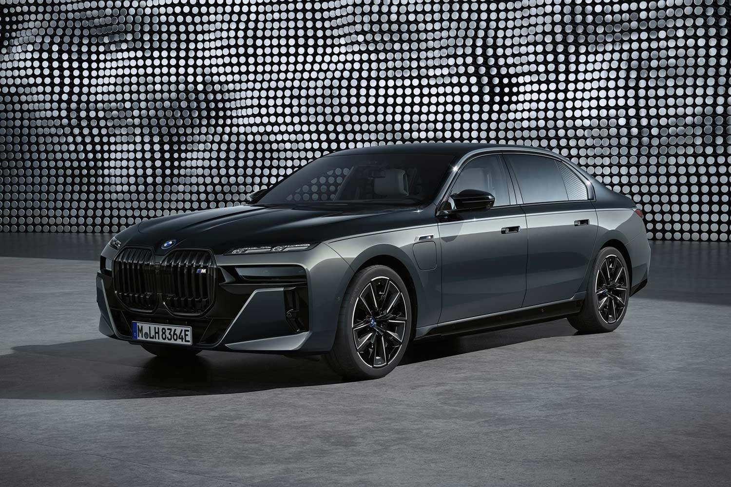 2023 BMW 7 Series M Sport M760e Front Quarter