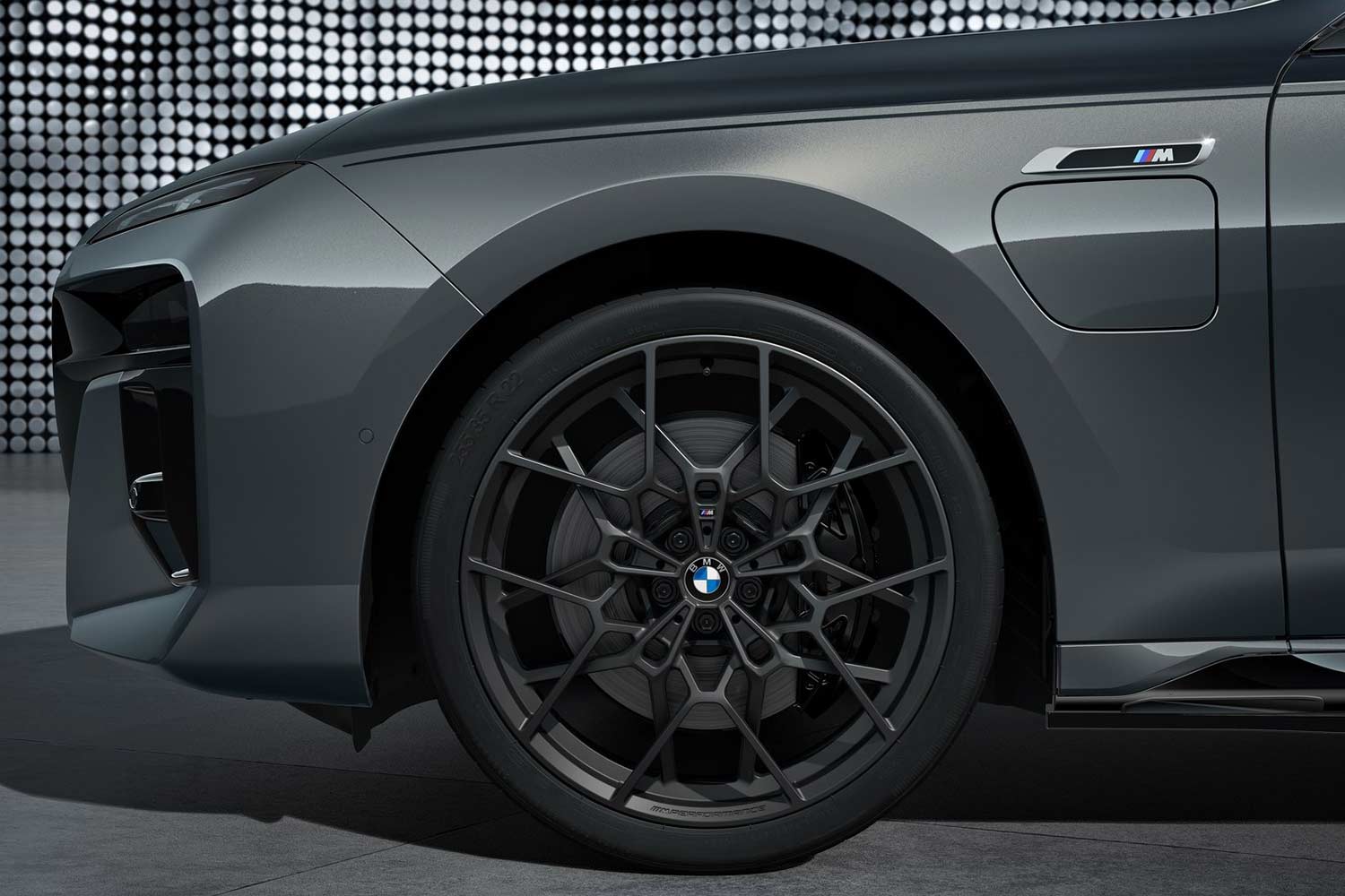 2023 BMW 7 Series M Sport M760e M Aerodynamic wheels Shadow line