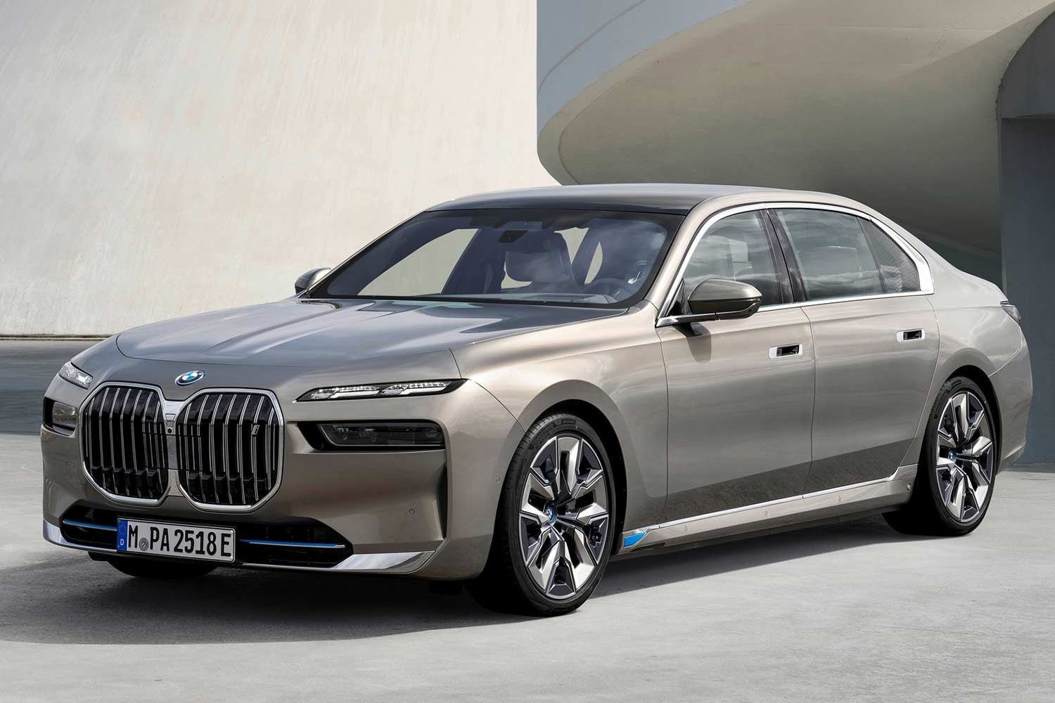 BMW i7 xDrive60 Front Quarter