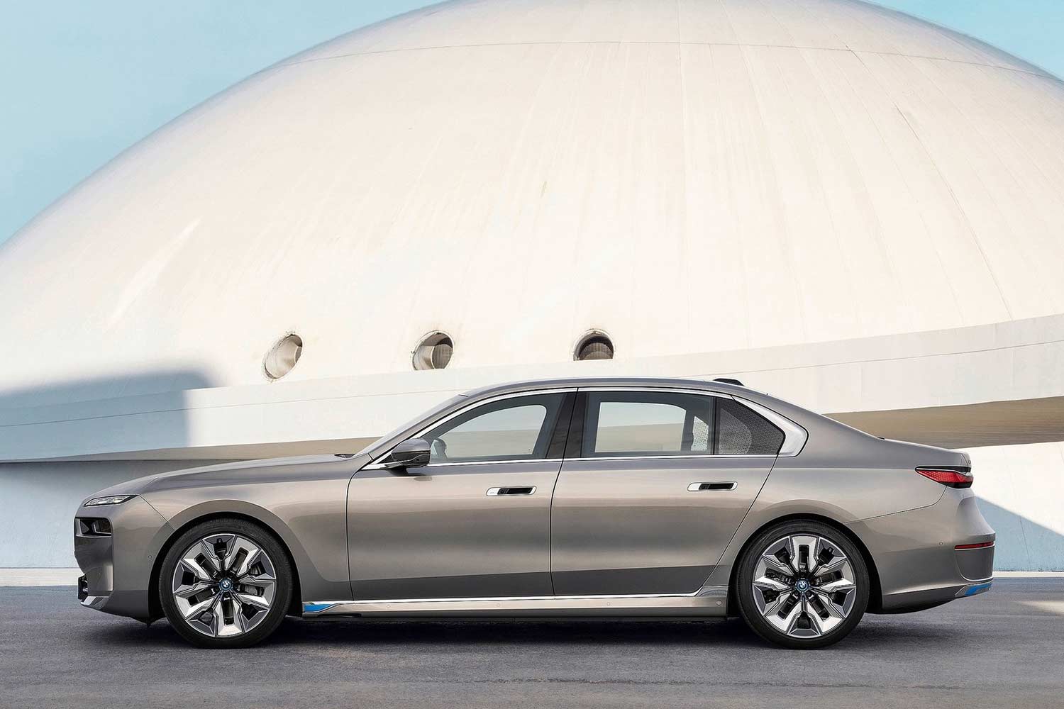 BMW i7 xDrive60 Side
