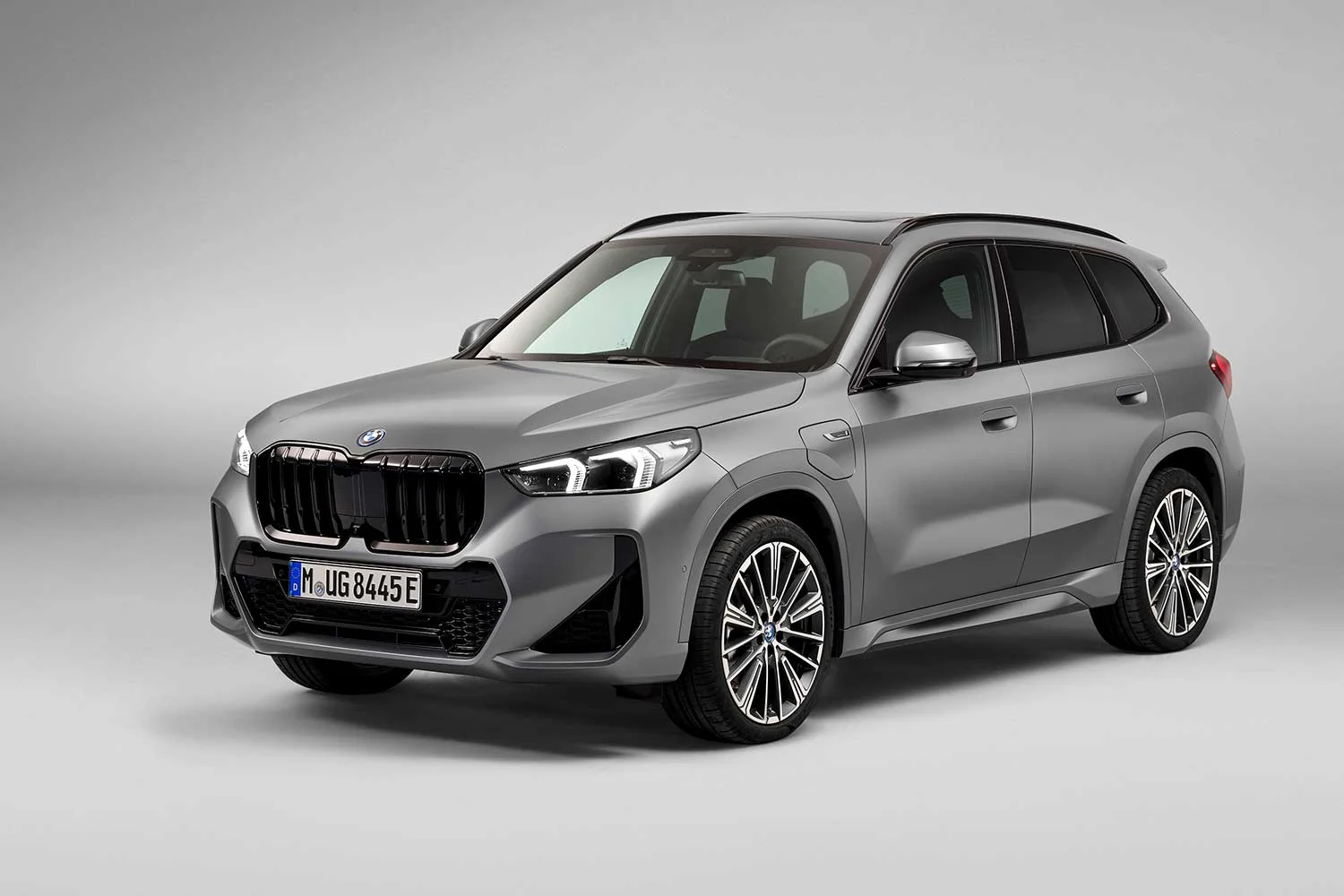 2023 BMW X1 xDrive30e Front Quarter