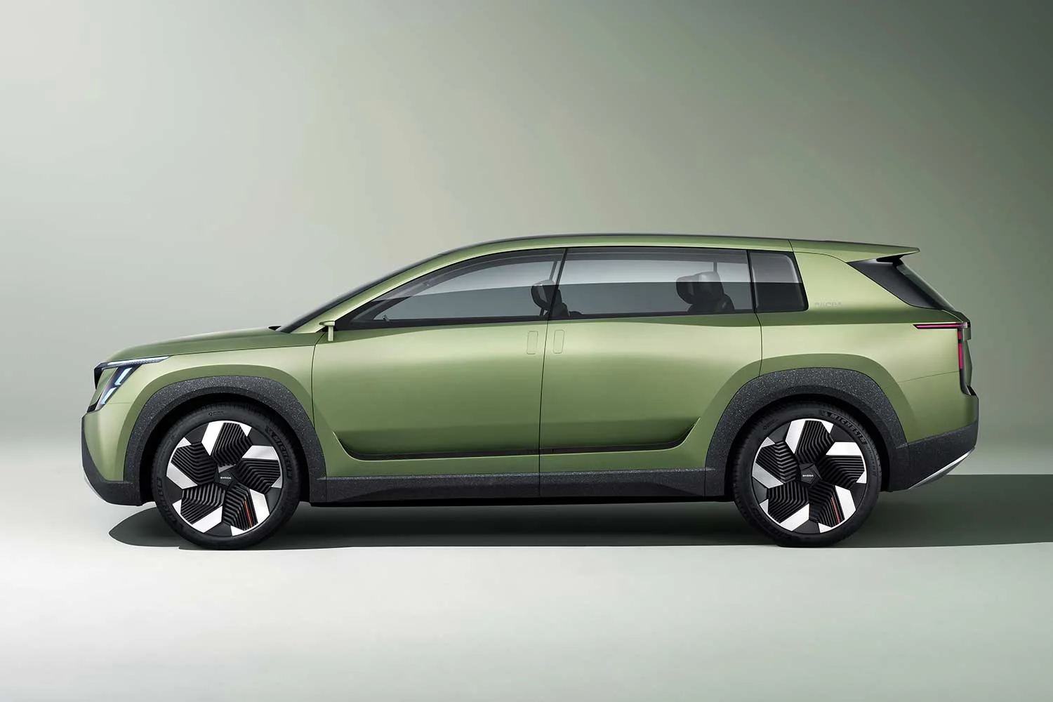 2022 Skoda Vision 7S Concept Side