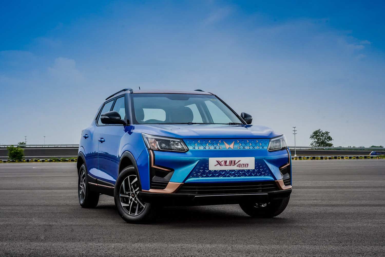 2022 Mahindra XUV400 Infinity Blue Front Quarter