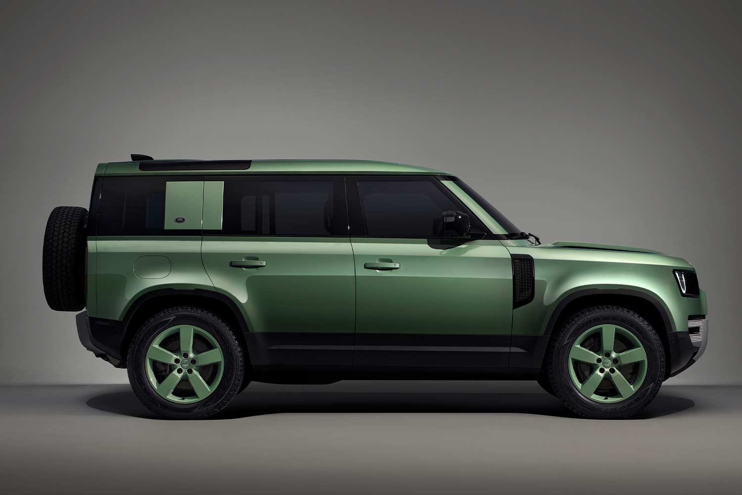 2023 Land Rover Defender 110 75th Limited Edition Side
