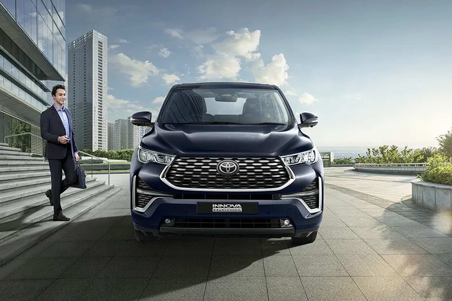 2022 Toyota Innova Hycross Front