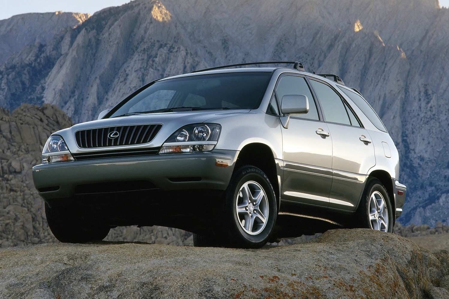 1999–2000 Lexus RX 300 Front Quarter View
