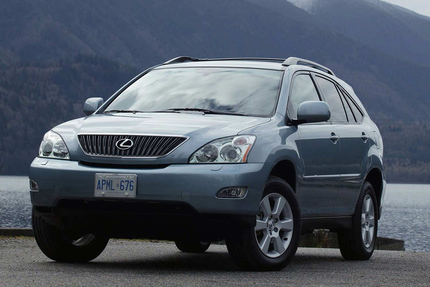 2004–06 Lexus RX 330 Front Quarter View