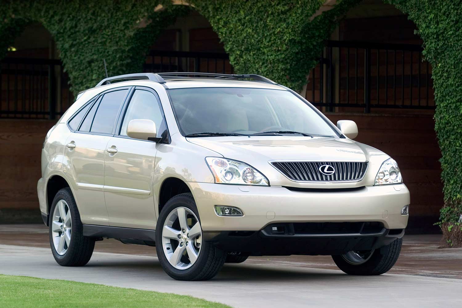 2004–06 Lexus RX 330 Front Quarter
