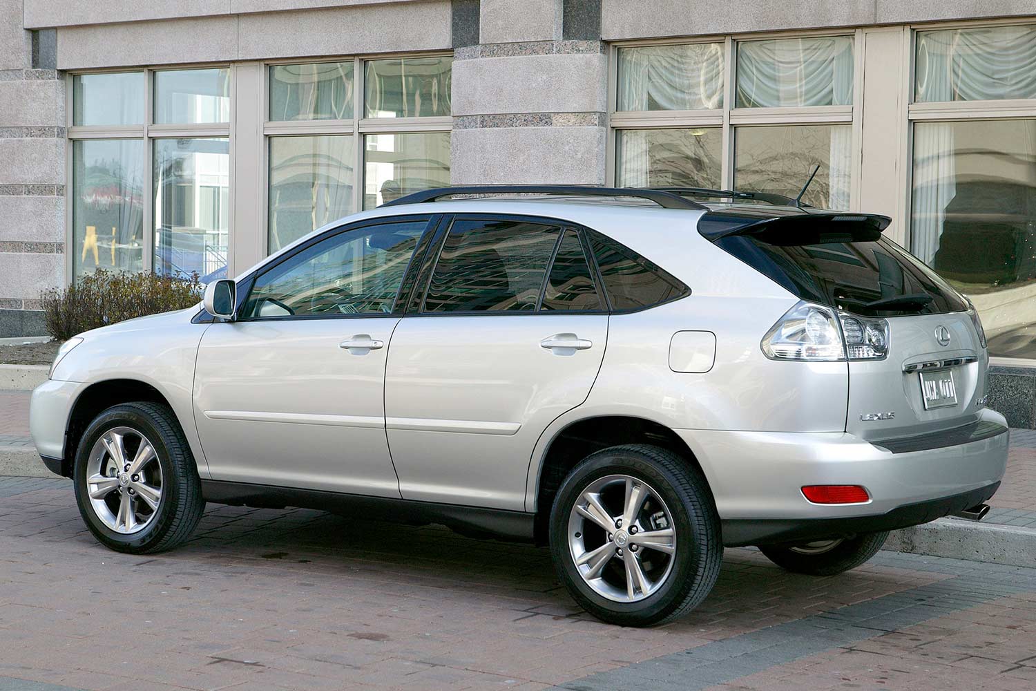 2006–09 Lexus RX 400h Rear Quarter View