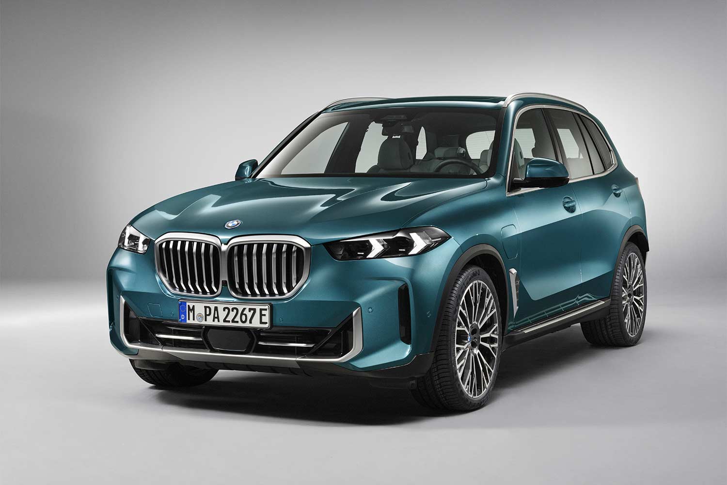 2024 BMW X5 xDrive50e Front Quarter