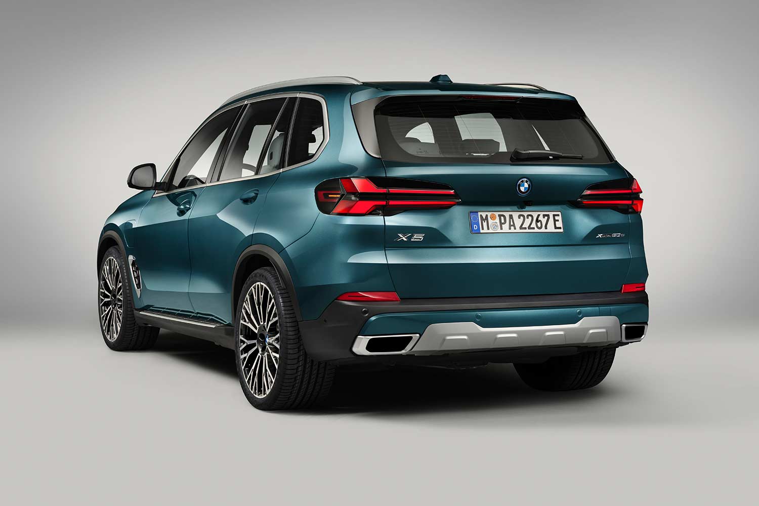 2024 BMW X5 xDrive50e Rear Quarter