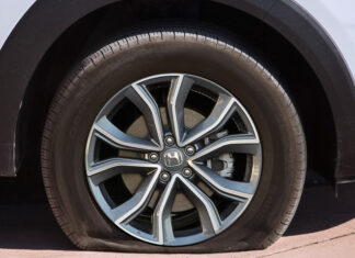 How to change a tire without jack 2023