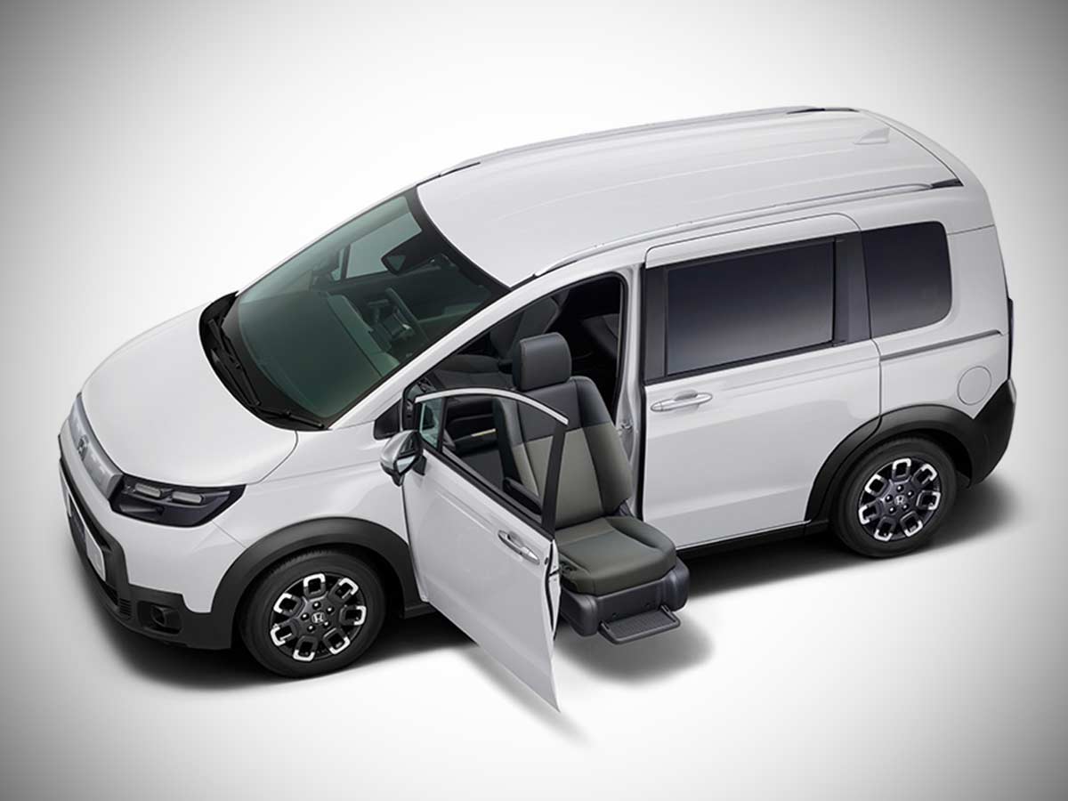 2024 Honda Freed Crosstar passenger lift up seat