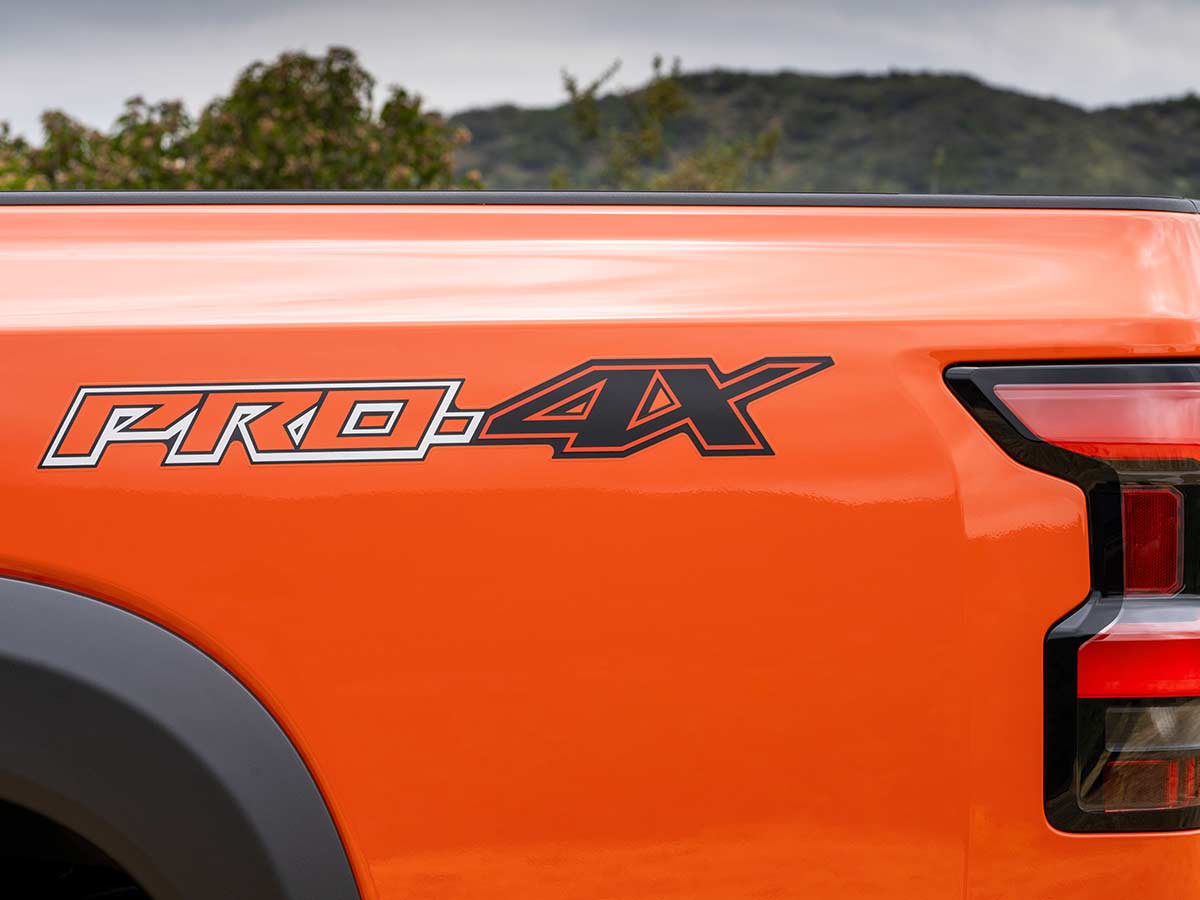 2025 Nissan Frontier Graphics