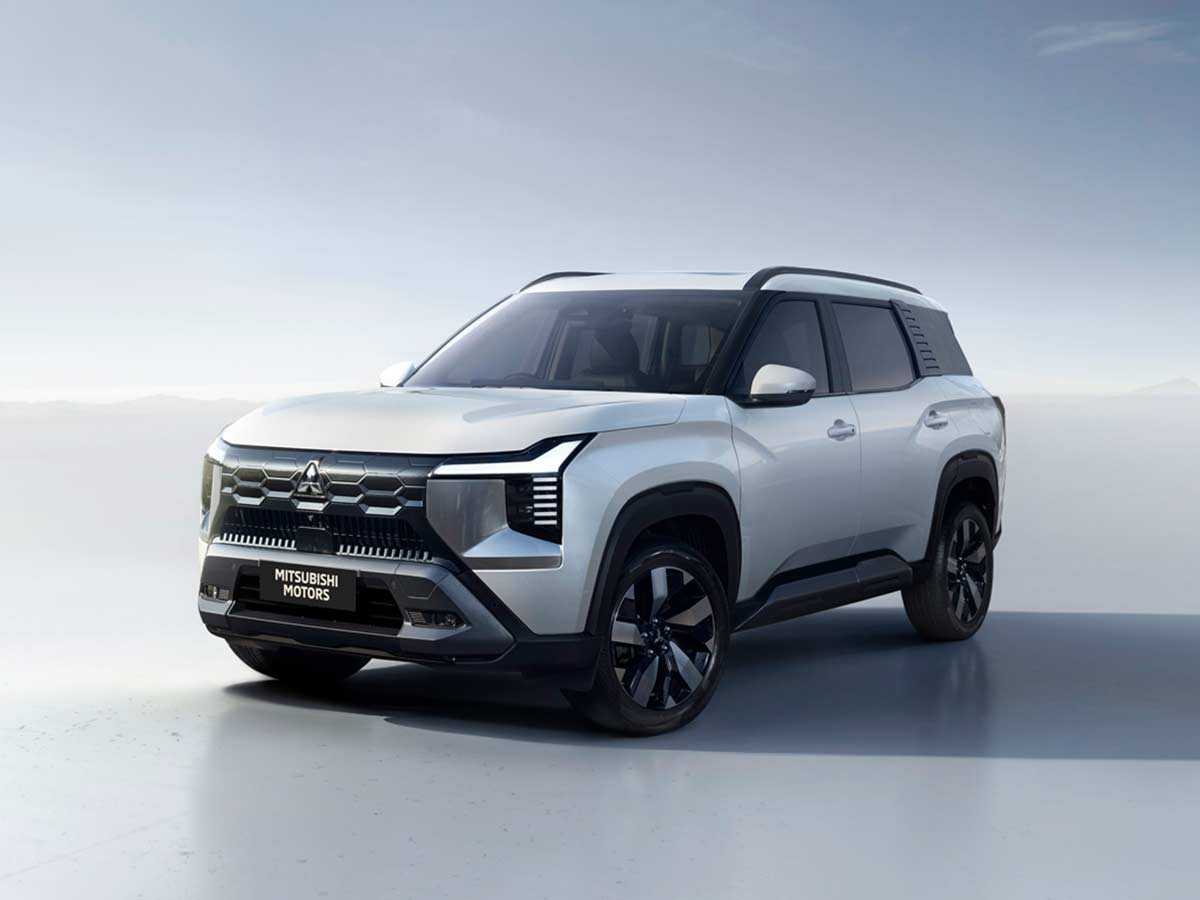 2025 Mitsubishi Destinator 7 Seater SUV Front Quarter