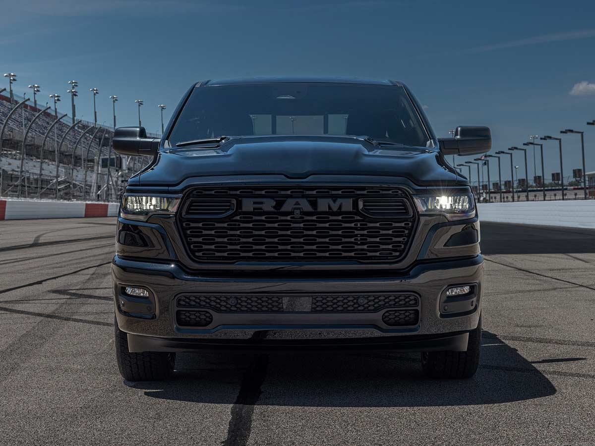 2026 Ram 1500 HEMI V8 Front