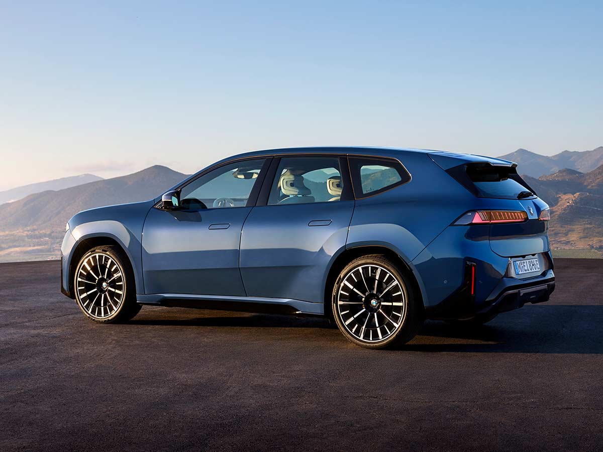 BMW iX3 50 xDrive 2025 Rear Quarter