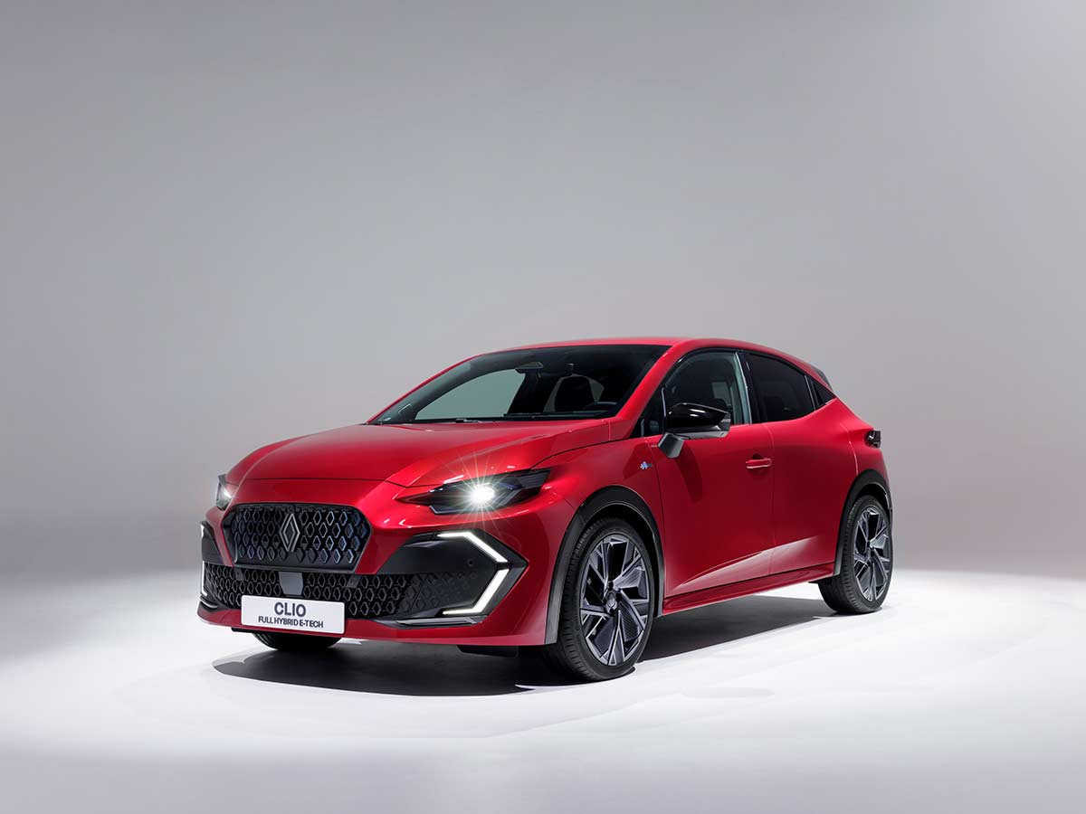 New Renault Clio 2025: The Superpowered Hatch That Redefines a Legend Renault Clio 2025 full hybrid E Tech Front Quarter View