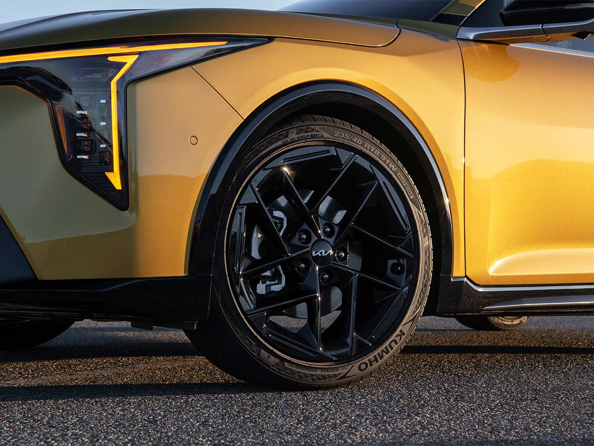 2026 Kia K4 Hatchback Black Alloy Wheels