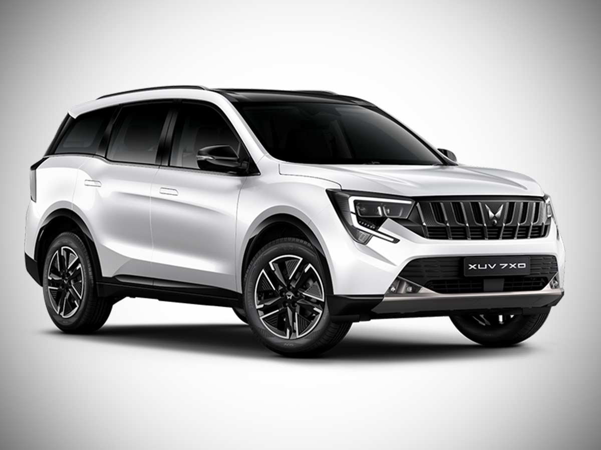 2026 Mahindra XUV 7XO Everest White with Stealth Black roof