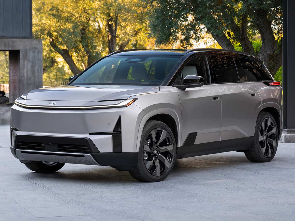 2027 Toyota Highlander Front Quarter 7 Seater SUV