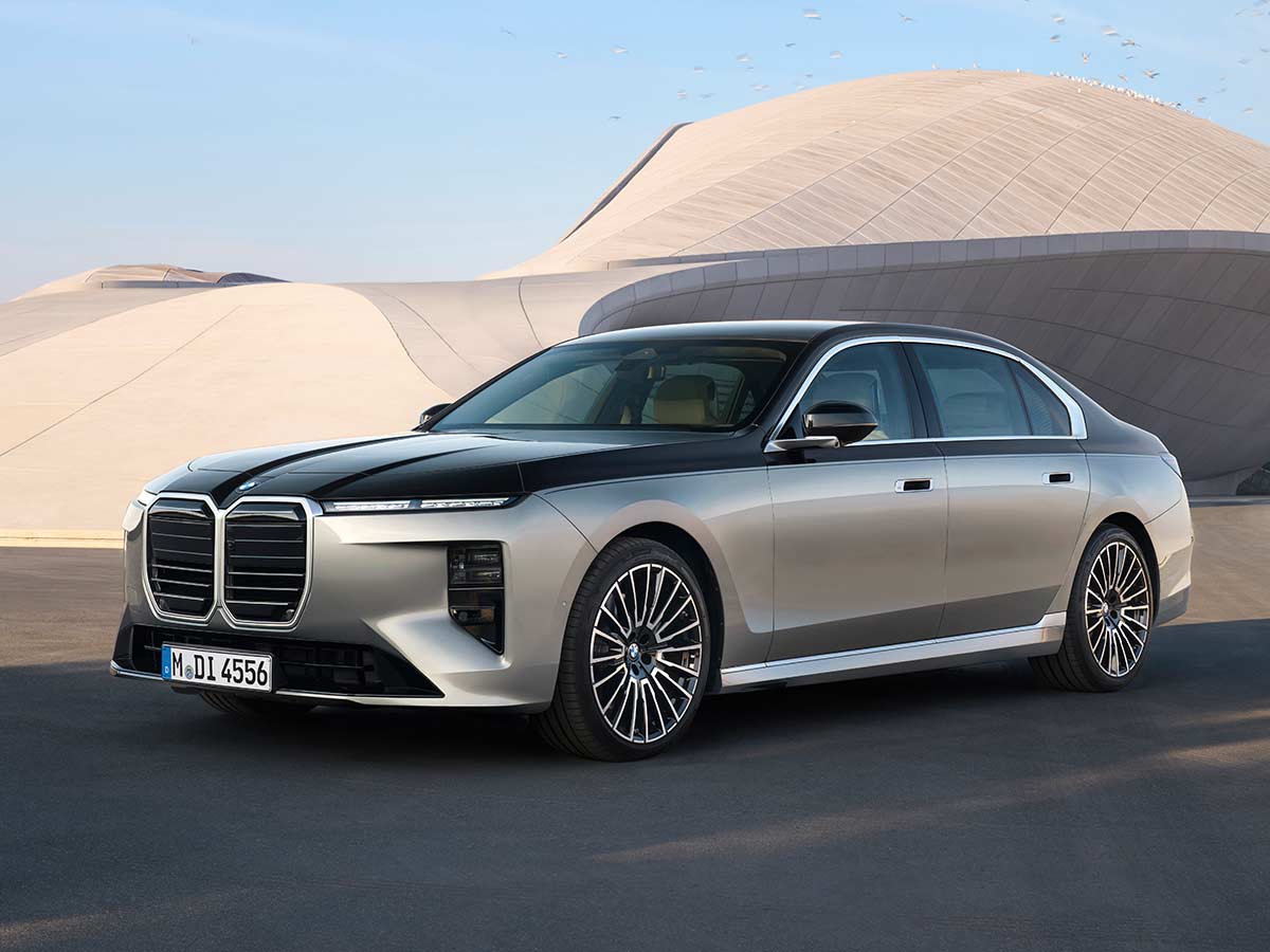 2027 BMW 7 Series Sedan Front Quarter 740 xDrive