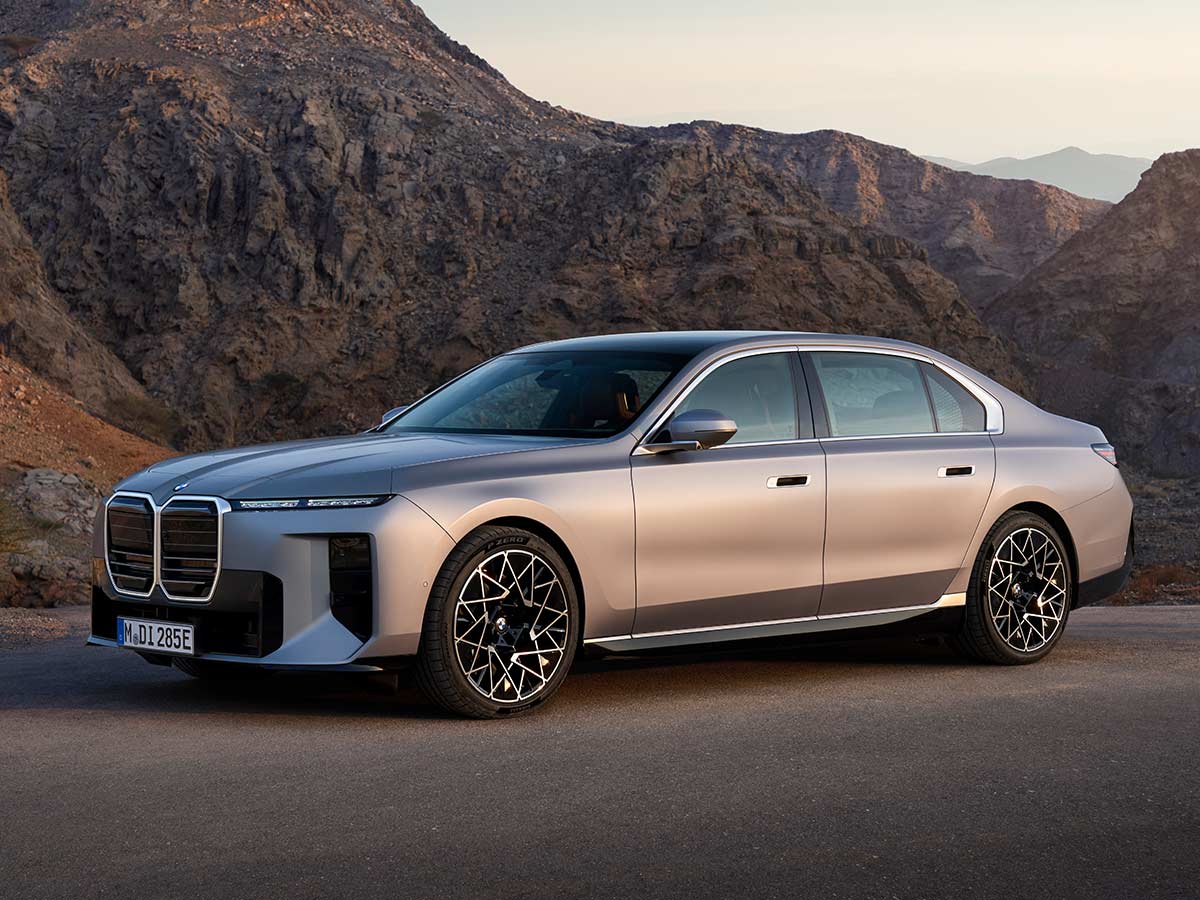 2027 BMW i7 60 xDrive Front Quarter