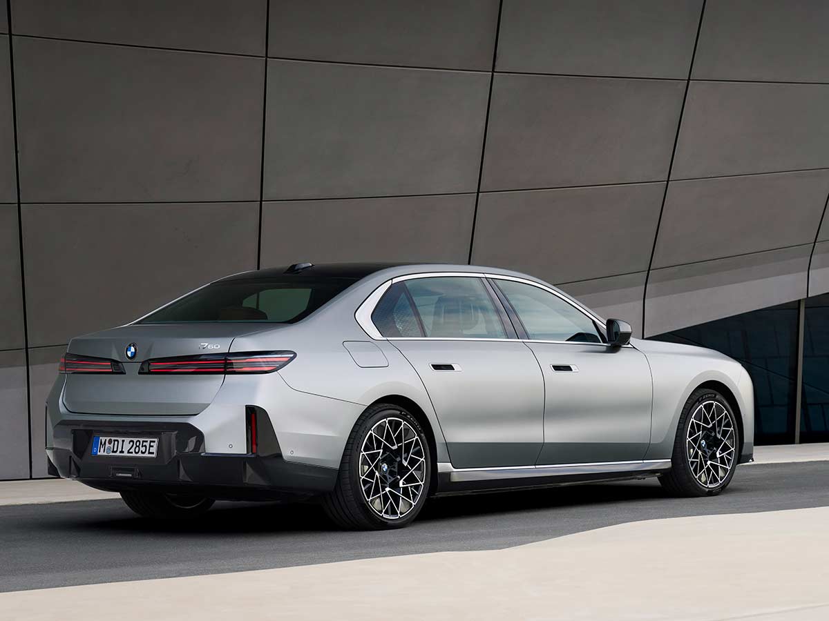 2027 BMW i7 60 xDrive Rear Quarter