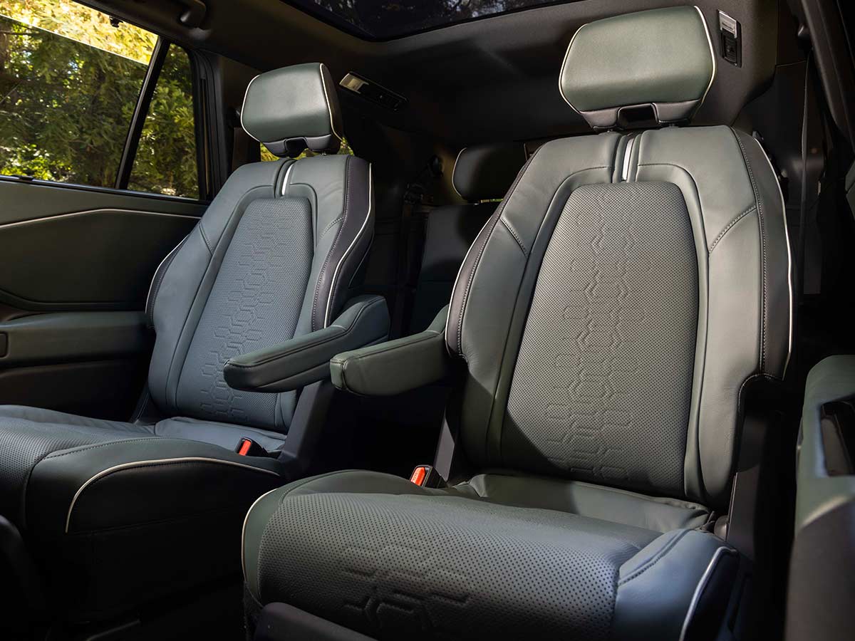 2027 Subaru Getaway Middle Row Captain Seats