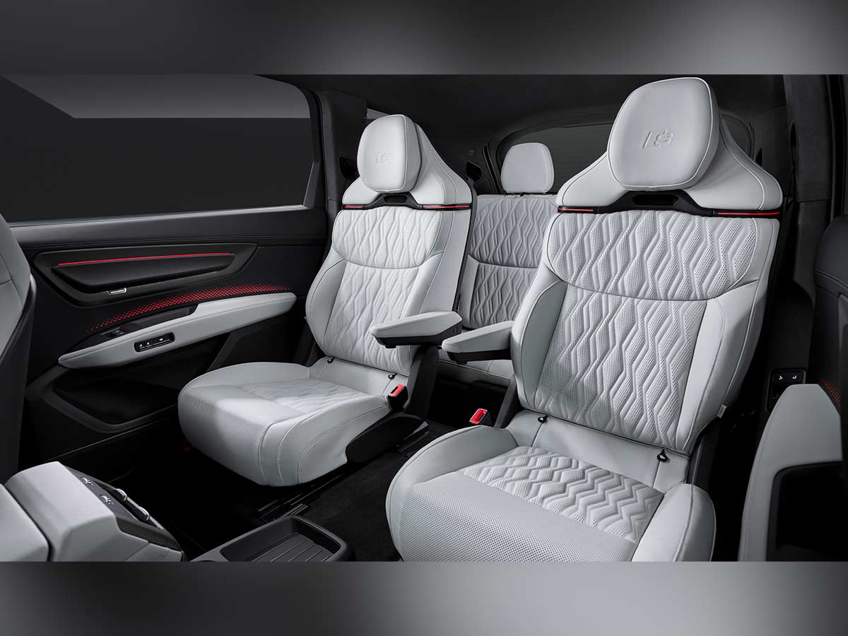 The Lounge on Wheels: Inside the New Audi Q9 and the Reinvention of Luxury SUVs 6 2026 Audi Q9 Interior 2nd Row Captain Seats