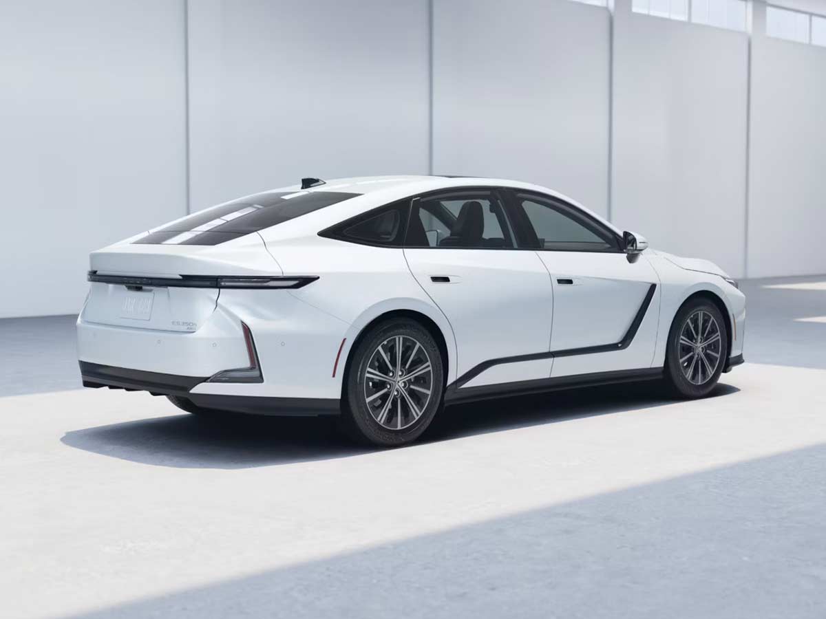 2026 Lexus ES Hybrid 350h Ultra White Rear Quarter