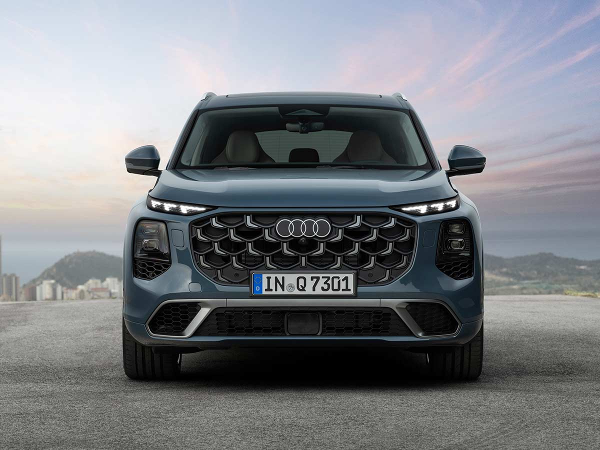 2027 Audi Q7: The Third-Generation Luxury SUV Redefines Premium Family Motoring 7 2027 Audi Q7 Front View