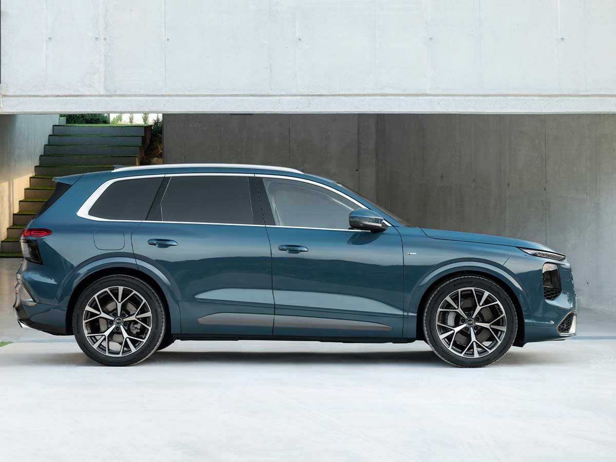 2027 Audi Q7: The Third-Generation Luxury SUV Redefines Premium Family Motoring 2 2027 Audi Q7 Side View
