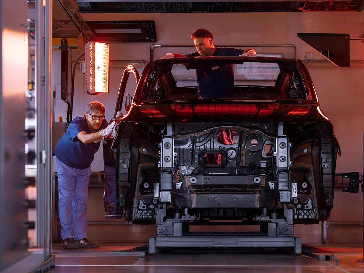 Mercedes-Benz Starts VLE Production in Spain, Signalling a New Era for Electric Luxury Vans 8 Mercedes Benz VLE Production Vitoria plant Body Inspection
