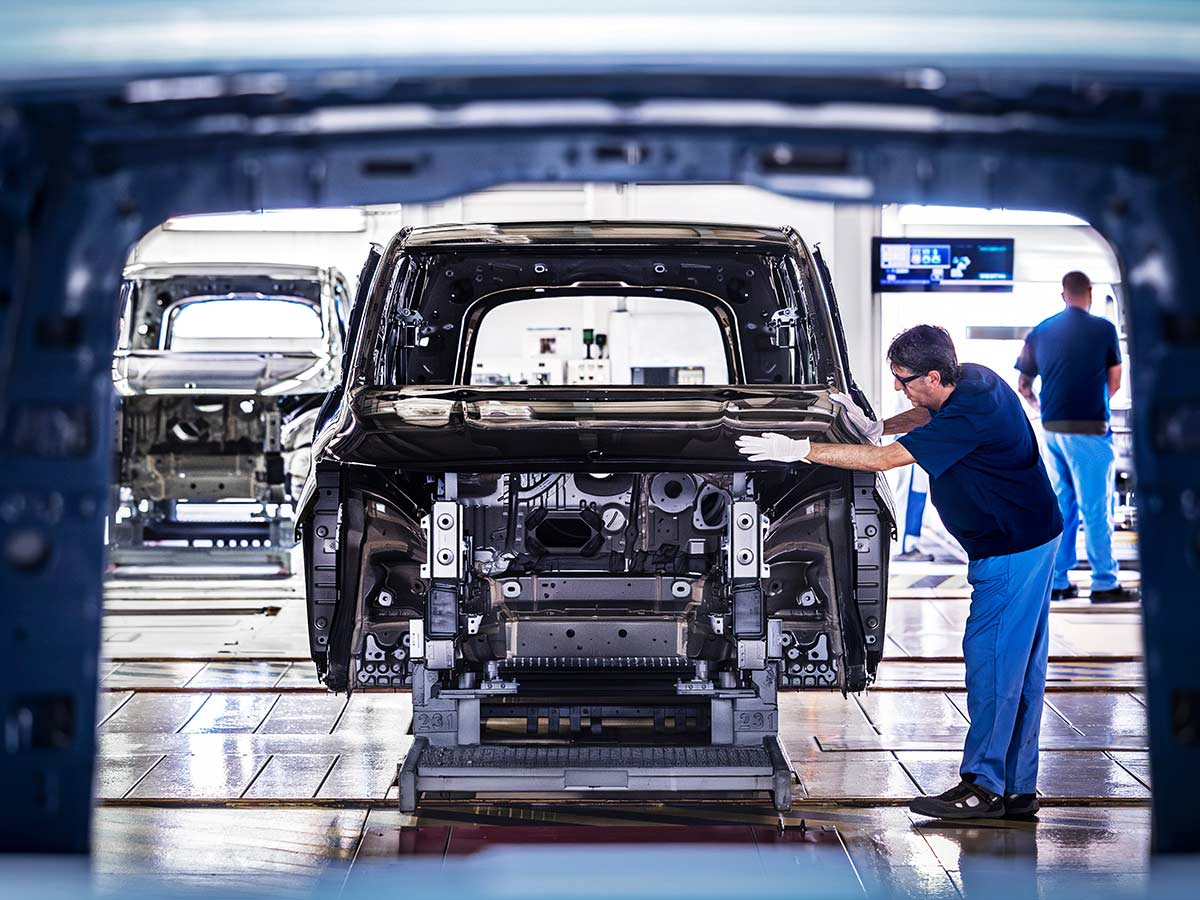 Mercedes-Benz Starts VLE Production in Spain, Signalling a New Era for Electric Luxury Vans 9 Mercedes Benz VLE Production Vitoria plant Body Panel Inspection